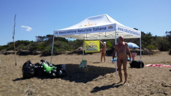 operazione spiagge pulite<br />in70 persone sulla spiaggia del nido dell'Aquila di San Vincenzo, vestiti di soli guanti, hanno raccolto una cinquantina di sacchi di imondizia abbandonate sula spiaggia (poca roba) e dietro la duna (moltissima roba)<br />grazie ai volontari intervenuti, molti dei quali coinvolti al momento mentre prendevano il sole sulla spiaggia