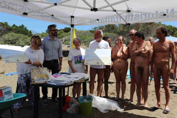 il Presidente di A.N.ITA, con il Consiglio DCirettivo, consegna agli assessori di San Vincenzo Malfatti e Remondini, due pannelli di presentzione del Nsturismo. Nei prossimi giorni verranno installati lungo la spiaggia.<br />Un segnale concreto, insierme allapulizia di stamattina, di cura del bene comune