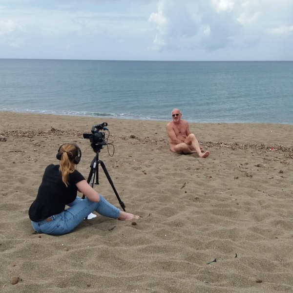 l'intervista delle Iene dalla spiaggia del Nido dell'Aquila, poco dopo è uscito una caldo sole