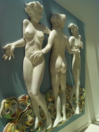 Pannello in ceramica raggigurante donne