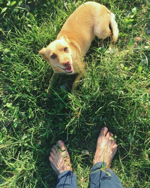 Adoro camminare a piedi nudi sull’erba.