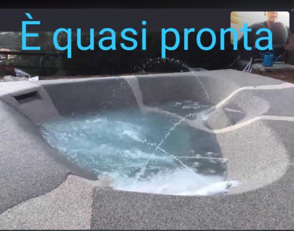 Piscina interrata, lavori in corso...